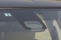 レーザーレーダーと単眼カメラを使った、トヨタの運転支援システム「Toyota Safety Sense C」（写真はフロントウィンドウ内側のセンサー部）。「カローラ アクシオ」では、グレードにより標準装備、またはオプションとして用意される。