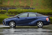 なだらかな曲線を描くサイドビュー。水滴をイメージしてデザインしたという。
    