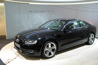 「アウディA5」。まったく新しいシリーズとして登場したA5。その名の通り「A4」より大きな、クーペでヨーロッパでは根強い市場を持つ、裕福な年輩階級向けに作られた一種の贅沢なモデル。和田智デザイナーによれば、かつての初代「スポーツクワトロ」の造形言語を現代流に解釈し、ここ数年のエモーションを強調したスタイルから新しい機能主義、合理主義も組み込んだという。V8ユニットが比較的小さく後ろに移動しているために、オーバーハングが詰められて、プロポーションは安定した。
