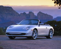 「ポルシェ911カブリオレ（996）」 
    1964年に発売された「ポルシェ911」は、2ドアクーペモデルだけが販売されていて、「ポルシェ356」で人気のあったカブリオレはラインナップされていなかった。オープンモデルが登場したのは、1983年である。それ以降はモデルチェンジを受けてもカブリオレが作られ続けている。     