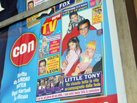 “イタリアのプレスリー”リトル・トニー逝去のニュースは、イタリアのテレビで大きく伝えられ、多くの女性週刊誌で追悼特集が組まれた。新聞雑誌スタンドの外に貼られた広告にも彼の姿が。2013年6月4日撮影。
