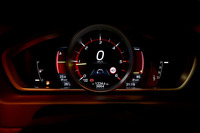 宮原サービスエリアにおける、給油時のメーター表示。実際の給油量とカタログ値から残りの燃料を8リッターと推測するならば、無給油で東京から鹿児島までの距離（1400km弱）も走破できる計算になる。
    