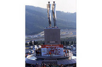 ポディウムの背後にそそり立つ巨大モニュメントが、バブルの遺産であることを物語る。