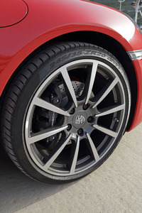 標準のタイヤサイズは「911カレラS」が20インチとなるのに対し、「911カレラ」は19インチとなる（写真は「911カレラ カブリオレ」）。