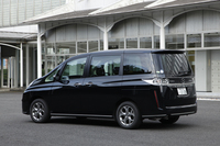 5ナンバー枠をゆうに超える全幅の持ち主だが、技術者いわく「ミラーを含めた全幅はライバル車とほぼ同じなので、取りまわしやすさは同じのはず」とのこと。
    