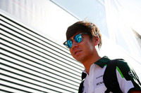 前戦ベルギーGPで突如アンドレ・ロッテラーにシートを譲ることになったケータハムの小林可夢偉。イタリアGPでは急遽呼び戻され再びドライブすることに。パフォーマンスが劣るマシンを駆り、予選ではタイヤをフルに使い19番手と善戦。他車ペナルティーで18番グリッドからスタート、結果17位で完走した。シーズン途中にオーナーが変わったケータハム。レース直後、7月に代表の座に就いたばかりのクリスチャン・アルバースが辞任を表明するなど、チームの状況は混迷している。（Photo=Caterham）
    