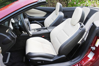 レザーのスポーツバケットシートはシートヒーター付き。