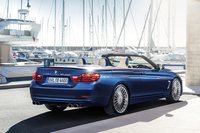 ホイールのサイズは特大の20インチ。トランクリッドの後端には、ひかえめなリアスポイラーが備わる。