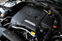 「E250」シリーズに搭載される新開発の2リッター直4“ブルーダイレクト”ターボエンジン。