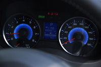 
	インテリアでは、ブルー基調の専用メーターがハイブリッドの目印。
	