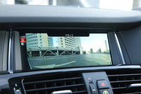 駐車などを支援する装備として、センサーのほか、周囲を映すカメラが備わる。
    