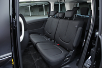 3列目へのウオークスルーを可能にする横スライドや、753mmにおよぶ縦方向のロングスライドなど、2列目シートの多彩なシートアレンジは健在。
    