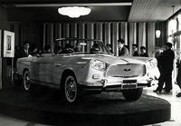 1961年3月、都内で行われた報道関係者向けのお披露目式におけるアレマーノ製のスカイラインスポーツ・コンバーチブル。