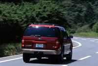 オンロードがかなりいい。その気なら、このボディでその辺のセダンを追い回せる。リア右下のV8オーナメントが「エディバウアー」の証。
	【スペック】エディバウアー：全長×全幅×全高＝4825×1880×1805mm/ホイールベース＝2890mm/車重＝2070kg/駆動方式＝4WD/4.6リッターV8SOHC16バルブ（242ps/4750rpm、39.0kgm/4000rpm）/車両本体価格＝452.0万円
	 