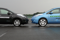 標準サイズのタイヤを履いた「日産リーフ」と、「オロジック」のプロトタイプ・タイヤを履いたリーフとの比較。
    