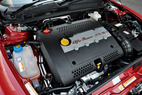 ボンネット下に収まる、2リッター直4ユニット。166ps、21.0kgmを発生する。