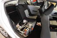 バッテリーパックは、ご覧のように後席座面の下に格納される。（写真はカットモデル）