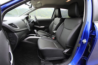 
	「XT」のフロントシート。テスト車には、セットオプションで用意される本革シート表皮やセンターアームレストなどが採用されていた。
	