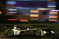 夜のルマンを走る、No.2アウディR10。
（写真＝アウディ）