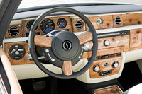 ステアリングホイールの中央には、トーチと月桂冠が描かれる。