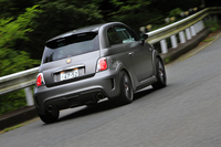 「サーキットでも公道でも究極の走りを実現するアバルト史上最速のモデル」とうたわれる「695ビポスト」。価格は標準仕様が599万4000円、フルスペック仕様が845万6400円。