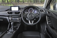 「プロアクティブ」グレードのコックピット。今回のマイナーチェンジでステアリングヒーターが選べるようになった（「Lパッケージ」には標準装備。プロアクティブではセットオプション）。