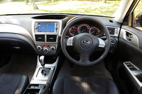 アネシスは、全車に本革巻ステアリングホイールが標準装備される。ホワイトルミネセントメーターは、2.0i-Sにのみ採用される。その他のモデルは、ブルーグラデーションの発光式メーターとなる。