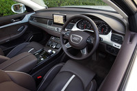 インテリアは、アウディ伝統のラップアラウンドデザインを引き継いだもの。インテリア全体を囲むようなアーチ型のベルトラインが開放感を演出する。