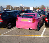 【写真2】ボクと前後して会場駐車場にやってきたピンクの7代目「トヨタ・セリカ」。