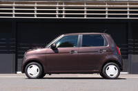 側面にはシャープなキャラクターラインが入れられる。