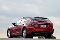 【アテンザワゴンXDのオプション装備】ディスチャージヘッドランプ＋アダプティブ・フロントライティング・システム＋ヘッドランプユニット内シグネチャーLEDランプ＋自動防眩ルームミラー＝7万3500円／スマート・シティ・ブレーキ・サポート＆AT誤発進抑制制御＋リア・ビークル・モニタリングシステム＋スマート・ブレーキ・サポート＆マツダ・レーダー・クルーズ・コントロール＝15万2250円／ハイビーム・コントロール・システム＋レーン・デパーチャー・ワーニング・システム＝5万2500円／ボディーカラー＜ソウルレッドプレミアムメタリック＞＝5万2500円