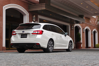 リアビュー。コンビランプを左右両端に寄せることで、ワイド感が強調されている。
    