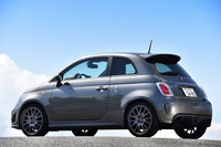 今回のマイナーチェンジでボディー各所の外装パーツがつや消しのガンメタリック仕上げに改められ、見た目がぐっと引き締まった。