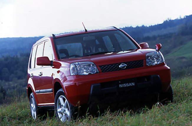 【スペック】エクストレイルX：全長×全幅×全高＝4445×1765×1675mm/ホイールベース＝2625mm/車重＝1400kg/駆動方式＝4WD/2リッター直4DOHC16バルブ(150ps/6000rpm、20.4kgm/4000rpm)/車両本体価格＝220.0万円