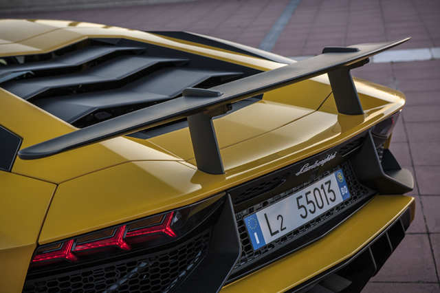 ランボルギーニ・アヴェンタドールLP750-4 スーパーヴェローチェ （4WD 