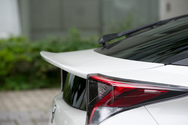 「エアロパーツセット」とは別で販売されるリアトランクスポイラー。ルーフから流れてきた空気を遠くへ飛ばすため、後端が跳ね上がっている。