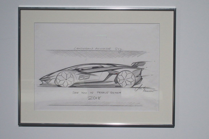 こちらがミィティア・ボルケルト氏の手になるデザインスケッチ。2018年8月のペブルビーチコンクールデレガンスで「アヴェンタドールSVJ」がワールドプレミアされる前に描かれたものであるため、下部には「SEE YOU IN PEBBLE BEACH 2018」と書かれている。