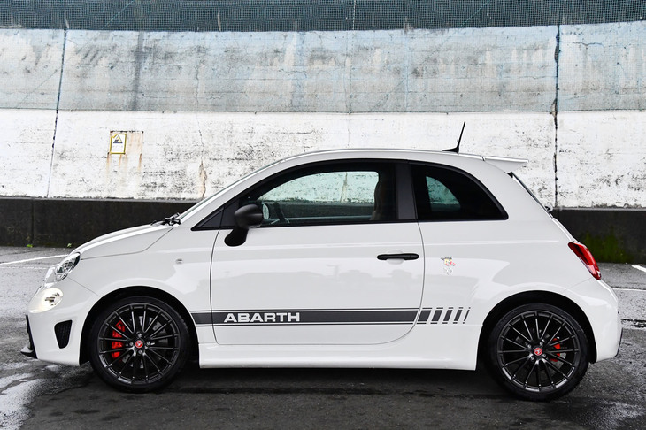 【アバルト595コンペティツィオーネ】
	ボディーサイズ：全長×全幅×全高＝3660×1625×1505mm／ホイールベース：2300mm／車重：1120kg／駆動方式：FF／エンジン：1.4リッター直4 DOHC 16バルブ ターボ／トランスミッション：5段AT／最高出力：180PS（132kW）/5500rpm／最大トルク：230N・m（23.5kgf・m）/2000rpm／タイヤ：（前）205/40ZR17 84W／（後）205/40ZR17 84W（ミシュラン・パイロットスポーツ3）／燃費：13.1km/リッター（WLTCモード）／価格：421万円
	
	【取材時の燃費データ】
	テスト距離：284.0km（市街地2：高速道路6：山岳路2）／使用燃料：25.3リッター（ハイオクガソリン）／参考燃費：11.2km/リッター（満タン法）／12.6km/リッター（車載燃費計計測値）