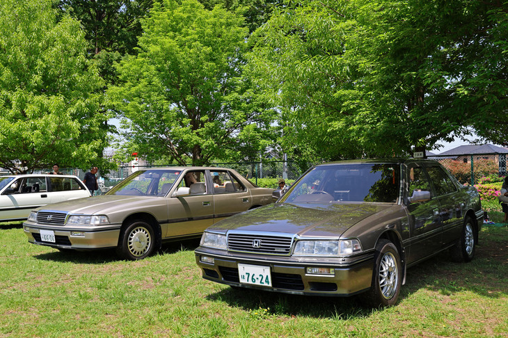 トヨタと日産の2社にほぼ独占されていたラージセダン市場にホンダが斬り込み、1985年にリリースされた初代「レジェンド」。これら2台は1988年のマイナーチェンジ以降のモデルで、左側は2リッターV6ユニット、右側は同ターボユニットで前輪を駆動する。
