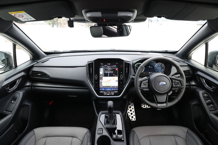 11.6インチの縦型ディスプレイをダッシュボードの中央に配置した、最新のスバル車に共通するデザインが採用される「クロストレック プレミアムS：HEV EX」のコックピット。ブレイズガンメタリックの加飾は、ストロングハイブリッド車専用のものとなる。