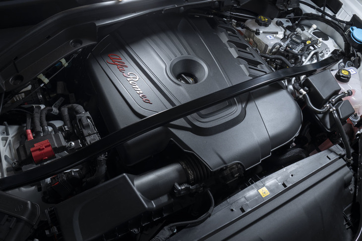 2.2リッター直4ディーゼルターボエンジンは、最高出力210PS/3500rpm、最大トルク470N・m/1750rpmを発生。