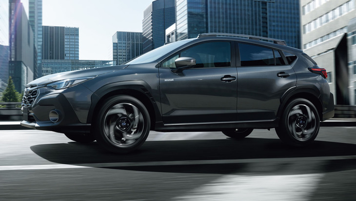 マイルドハイブリッドの「e-BOXER」よりも15リッター大きな63リッターの燃料タンクを搭載。18.9km/リッターのWLTCモード燃費どおりなら1000kmを軽く超える長距離ドライブが可能だ。