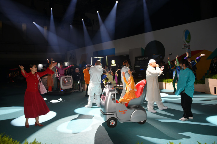 「Immersive Theater」に続いては、演者によるパフォーマンスで未来のモビリティーライフが示される。“動くベンチ”や“自走する車いす”など、「人が乗っているだけで運んでくれるモビリティー」が多数登場する。