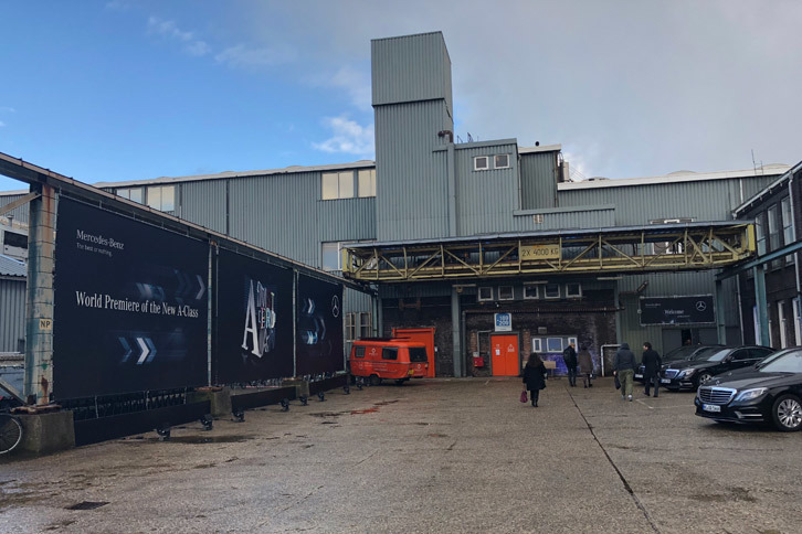 運河沿いに位置する発表会の会場。外観を一見しただけでは何かの工場にしか見えないが、中には天井高15m、3500平方メートルの大空間が広がっている