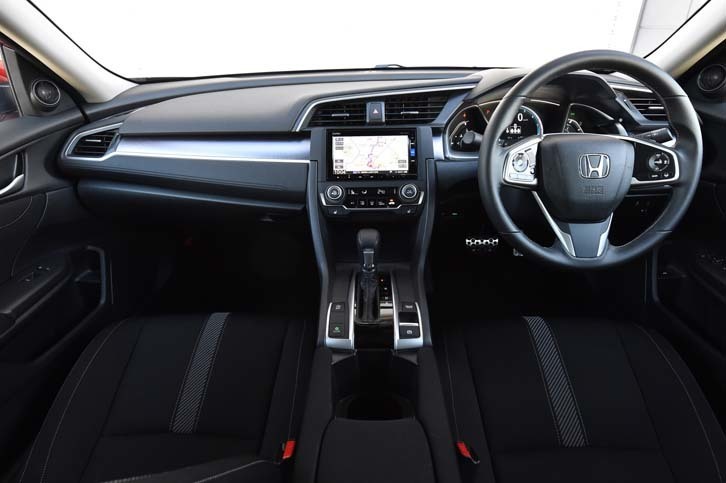 「シビックセダン」のインテリア。「ハッチバック」と基本的な造形は同じで、ダッシュボードを飾るシルバーのアクセントの模様で区別される。