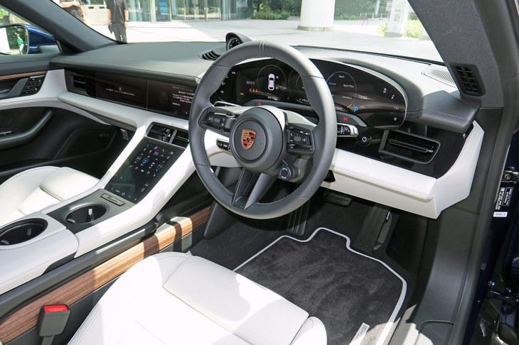 ポルシェ・タイカン4クロスツーリスモ（インストゥルメントパネルまわり）