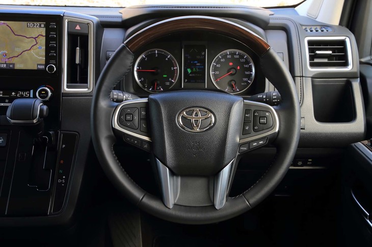 ステアリングホイールは本革と木目調パーツの組み合わせ。チルトだけでなくテレスコピック調節機能も備えている。