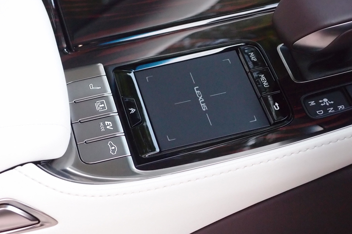 LS500h“バージョンL”（センターコンソール）