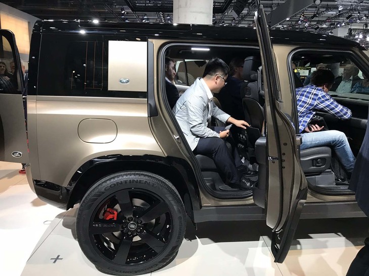 ランドローバー・ディフェンダー110（リアドア）