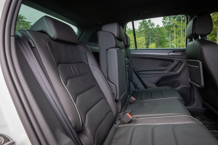 このクラスのクルマでは唯一無二といえるほど座面の広いリアシート。バックレストにはリクライン機能が備わっており、写真奥が最も前に、手前が最も後ろに設定したところ、